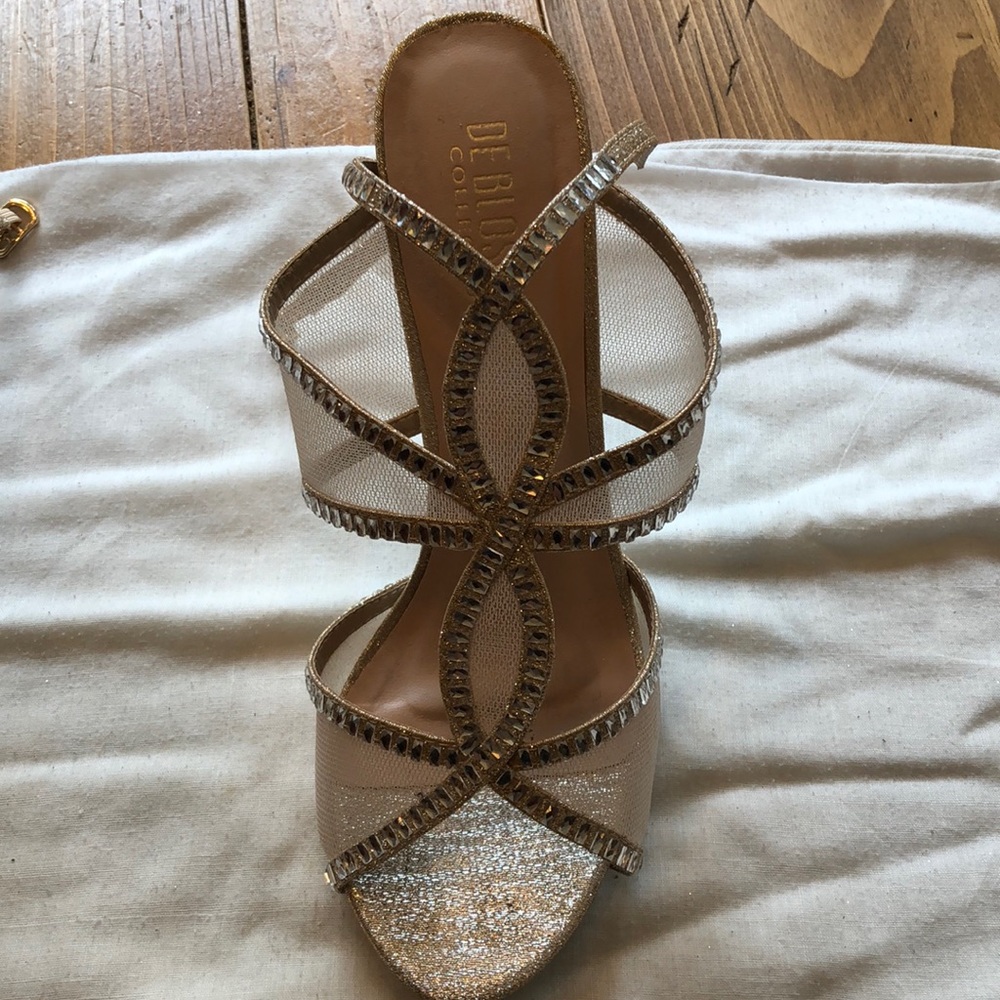 Elegant and classy size 8 heels with crystals GOld